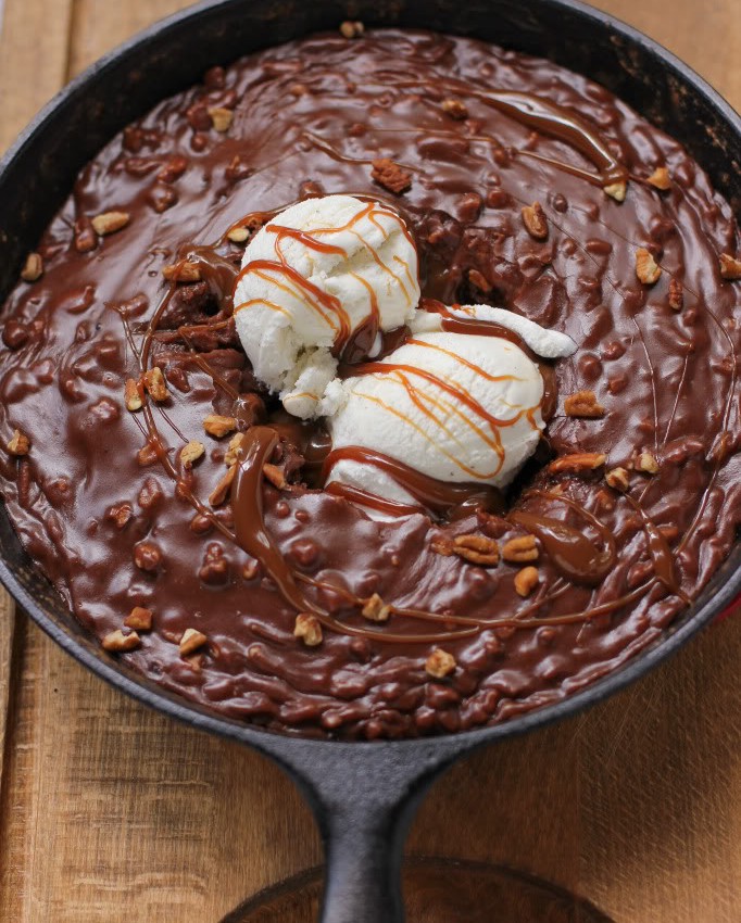 Gooey-Chocolate-Skillet-Cake-Ice-Cream-Sundae-682x850-1 (2)
