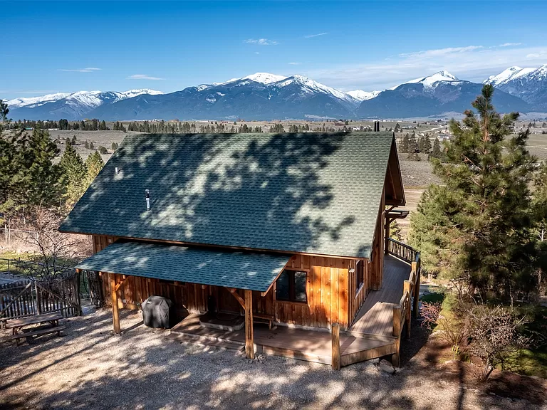 Majestic Mountain views at this private, end of the road beautiful 2 ...